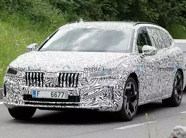 Skoda Superb Combi (2023) als Erlkönig Titel-Bild zur News: Skoda Superb Combi (2023) als Erlkönig