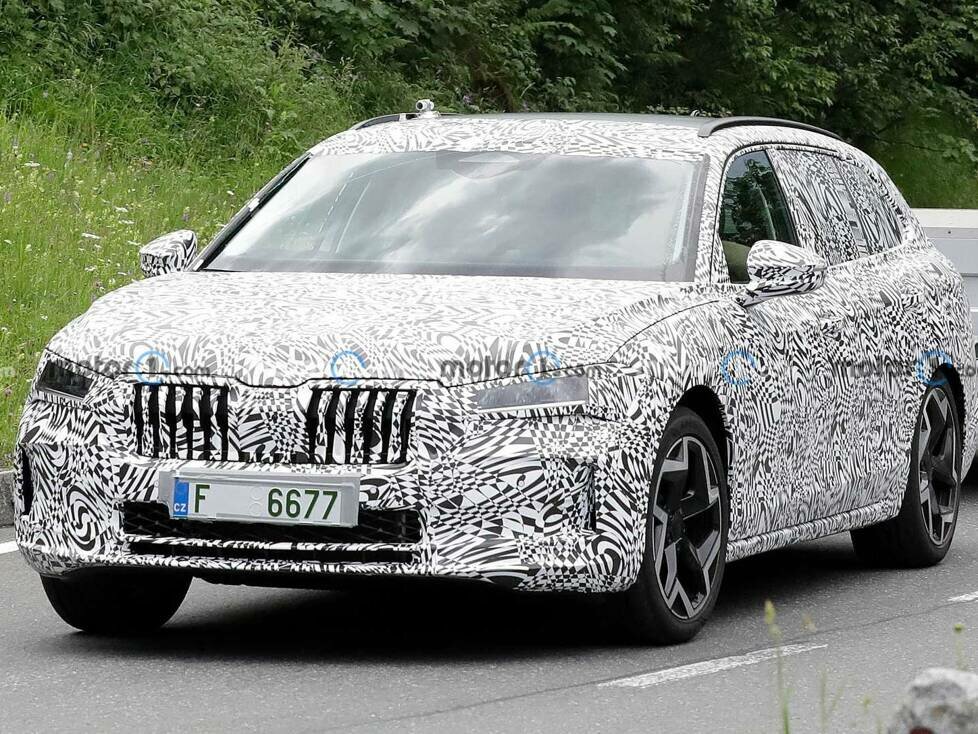 Skoda Superb Combi (2023) als Erlkönig