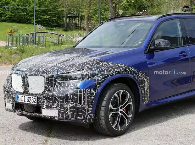 BMW X5 M60i LCI als Erlkönig erwischt Titel-Bild zur News: BMW X5 M60i LCI als Erlkönig erwischt