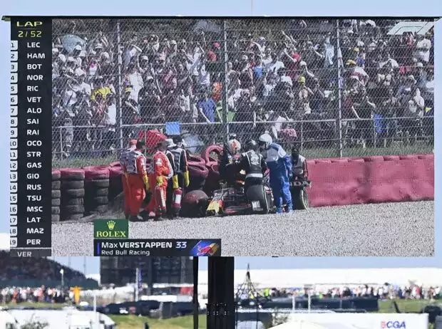 Max Verstappen nach dem Unfall mit Lewis Hamilton 2021 in Silverstone Titel-Bild zur News: Max Verstappen nach dem Unfall mit Lewis Hamilton 2021 in Silverstone