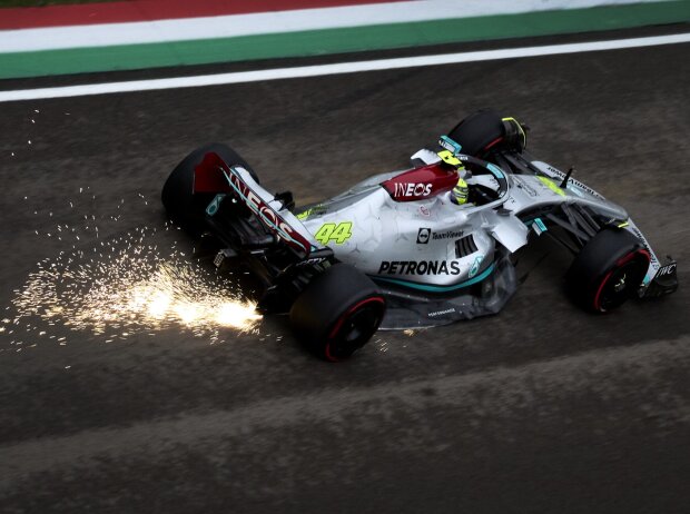 Der Mercedes W13 von Lewis Hamilton schlägt Funken beim Formel-1-Rennen 2022 in Imola