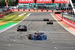 Guanyu Zhou (Alfa Romeo), Sebastian Vettel (Aston Martin) und Max Verstappen (Red Bull) 