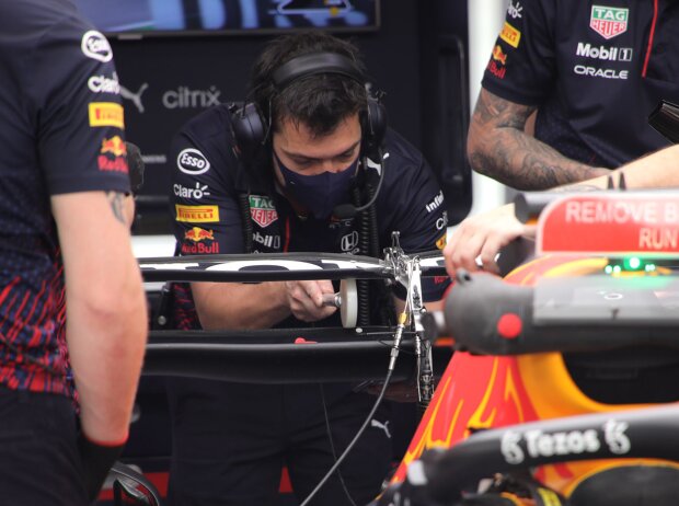Arbeiten am Heckflügel von Red Bull