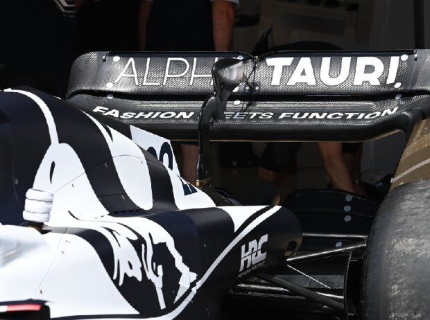 Motorhaube mit Heckflügel beim AlphaTauri AT03 in der Formel-1-Saison 2022