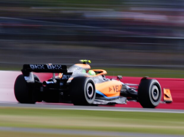Titel-Bild zur News: Lando Norris (McLaren MCL36) im Training zum Formel-1-Rennen in Silverstone 2022