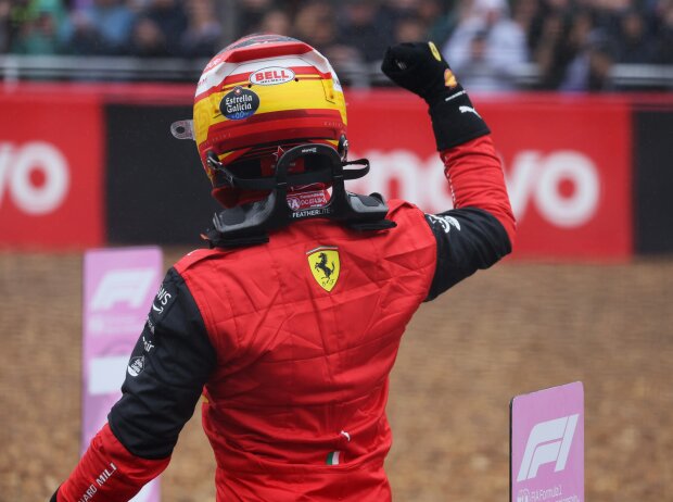 Titel-Bild zur News: Carlos Sainz (Ferrari) jubelt über seine erste Formel-1-Poleposition in Silverstone 2022