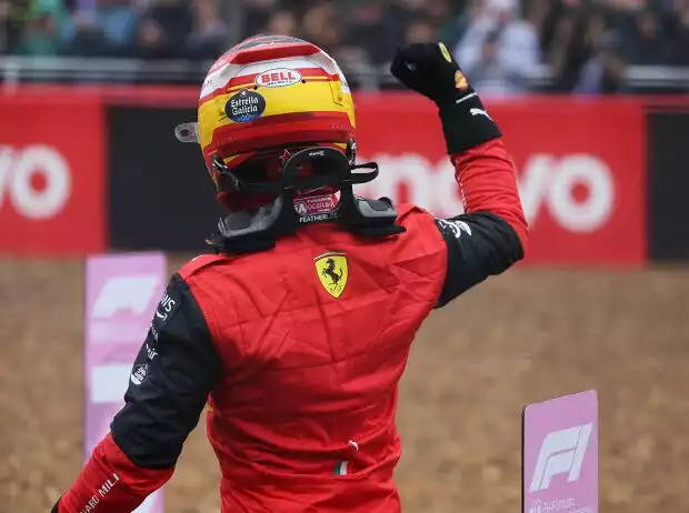 Carlos Sainz (Ferrari) jubelt über seine erste Formel-1-Poleposition in Silverstone 2022 Titel-Bild zur News: Carlos Sainz (Ferrari) jubelt über seine erste Formel-1-Poleposition in Silverstone 2022