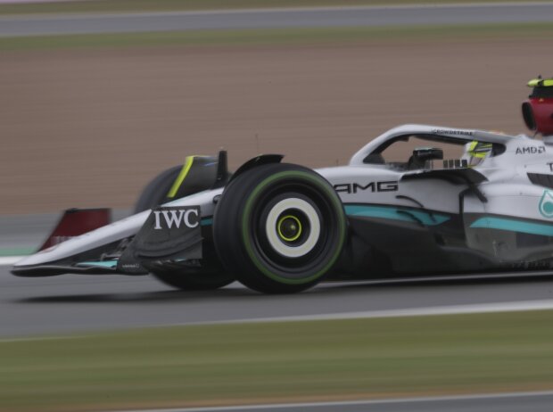 Titel-Bild zur News: Lewis Hamilton im Mercedes W13 im Formel-1-Qualifying 2022 in Silverstone