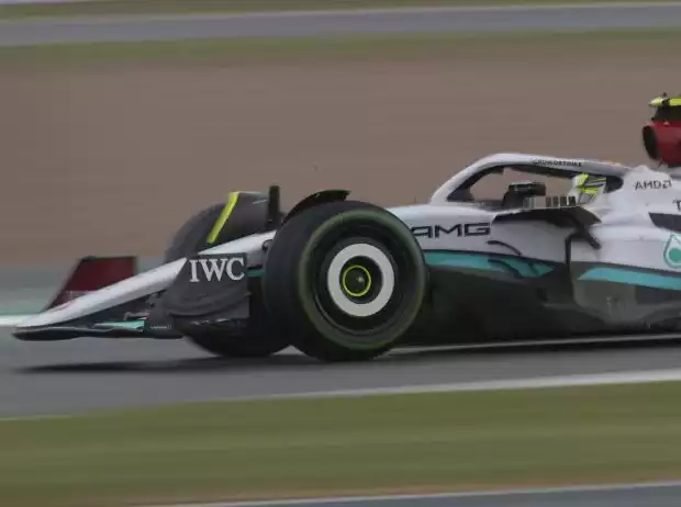 Lewis Hamilton im Mercedes W13 im Formel-1-Qualifying 2022 in Silverstone Titel-Bild zur News: Lewis Hamilton im Mercedes W13 im Formel-1-Qualifying 2022 in Silverstone