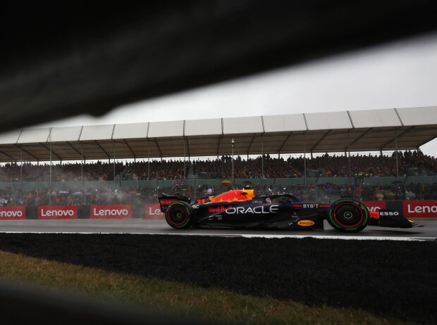 Sergio Perez (Red Bull RB18) im Qualifying zum Formel-1-Rennen von Silverstone 2022