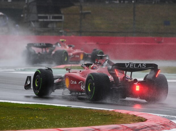 Titel-Bild zur News: Charles Leclerc und Carlos Sainz (Ferrari F1-75) im Qualifying zum Formel-1-Rennen in Silverstone 2022