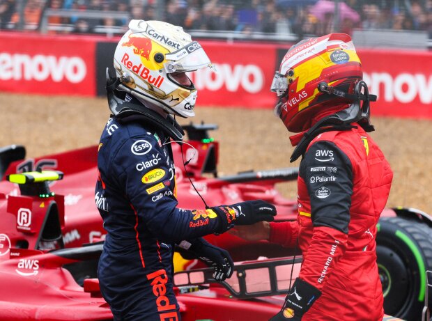 Carlos Sainz (Ferrari) und Max Verstappen (Red Bull) nach dem Qualifying zum Formel-1-Rennen in Silverstone 2022