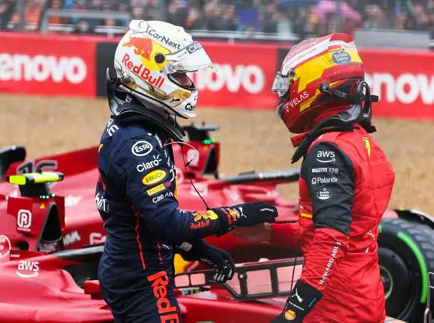 Titel-Bild zur News: Carlos Sainz (Ferrari) und Max Verstappen (Red Bull) nach dem Qualifying zum Formel-1-Rennen in Silverstone 2022