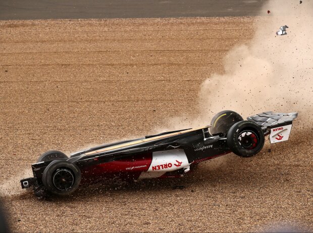 Guanyu Zhou verunfallt beim Formel-1-Rennen in Silverstone 2022