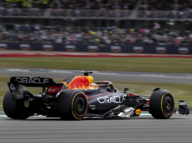 Max Verstappen (Red Bull RB18) beim Formel-1-Rennen in Silverstone 2022
