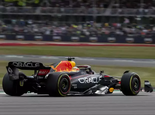 Max Verstappen (Red Bull RB18) beim Formel-1-Rennen in Silverstone 2022 Titel-Bild zur News: Max Verstappen (Red Bull RB18) beim Formel-1-Rennen in Silverstone 2022