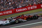 Charles Leclerc (Ferrari) und Lewis Hamilton (Mercedes) 