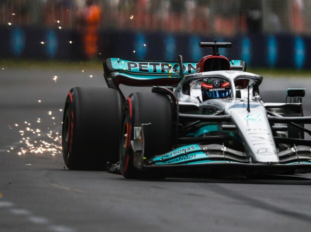 George Russell im Mercedes W13 mit Funkenflug in Melbourne 2022 George Russell im Mercedes W13 mit Funkenflug in Melbourne 2022