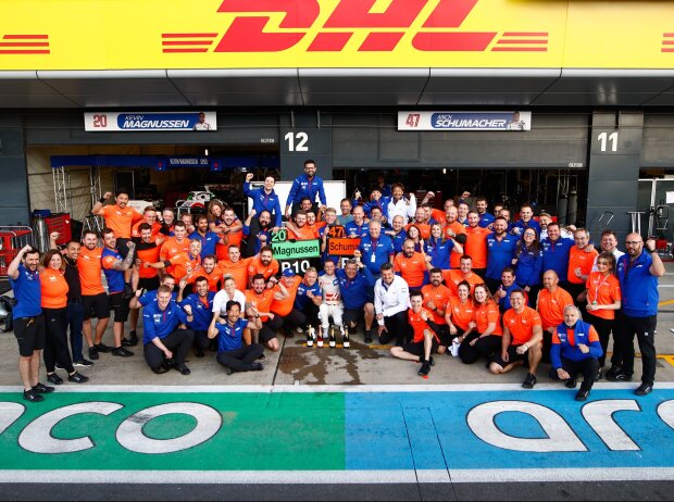 Teamfoto mit Mick Schumacher und Kevin Magnussen nach dem Formel-1-Rennen in Silverstone 2022