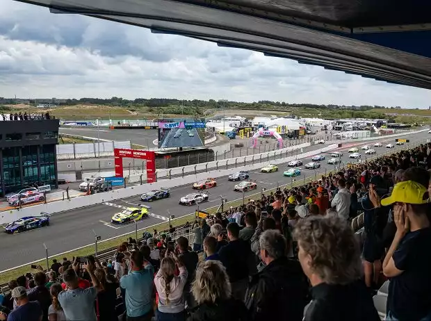Titel-Bild zur News: Zuschauer beim ADAC GT Masters in Zandvoort