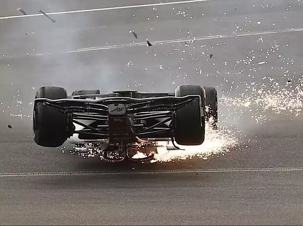 Unfall: Guanyu Zhou mit Überschlag beim Formel-1-Rennen 2022 in Silverstone Titel-Bild zur News: Unfall: Guanyu Zhou mit Überschlag beim Formel-1-Rennen 2022 in Silverstone