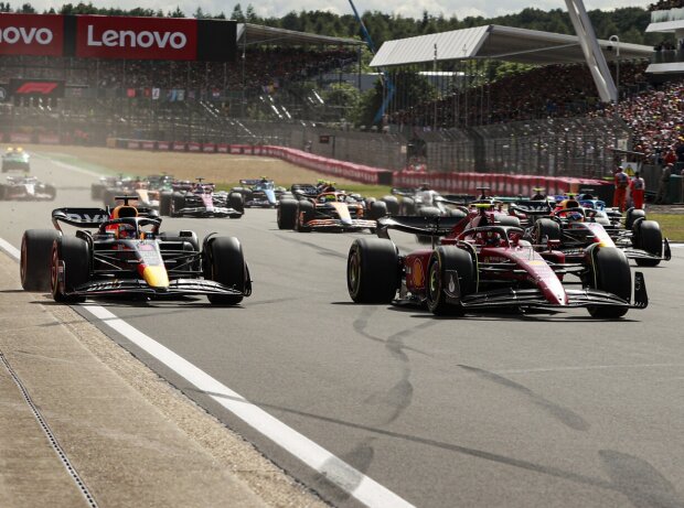 Titel-Bild zur News: Formel-1-Start in Silverstone 2022 mit Carlos Sainz und Max Verstappen in Reihe eins