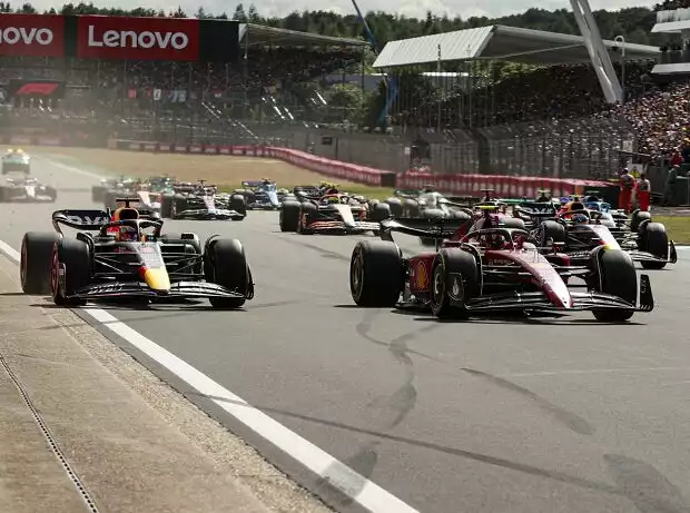 Formel-1-Start in Silverstone 2022 mit Carlos Sainz und Max Verstappen in Reihe eins Titel-Bild zur News: Formel-1-Start in Silverstone 2022 mit Carlos Sainz und Max Verstappen in Reihe eins
