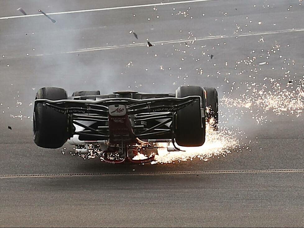 Unfall: Guanyu Zhou mit Überschlag beim Formel-1-Rennen 2022 in Silverstone