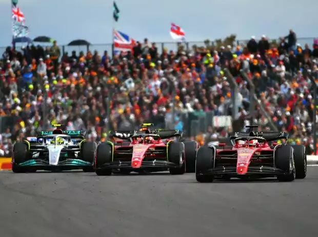 Charles Leclerc, Carlos Sainz, Lewis Hamilton, James Sutton Titel-Bild zur News: Charles Leclerc, Carlos Sainz, Lewis Hamilton, James Sutton