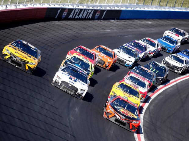 Titel-Bild zur News: NASCAR-Action auf dem Atlanta Motor Speedway im März 2022