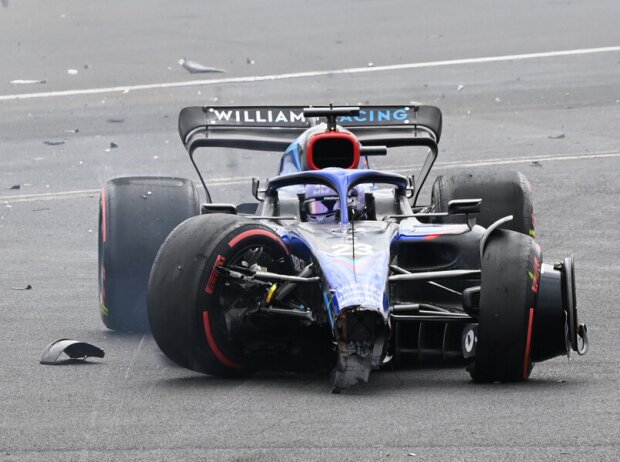 Formel-1-Auto von Alexander Albon nach dem Startunfall in Silverstone 2022 Formel-1-Auto von Alexander Albon nach dem Startunfall in Silverstone 2022