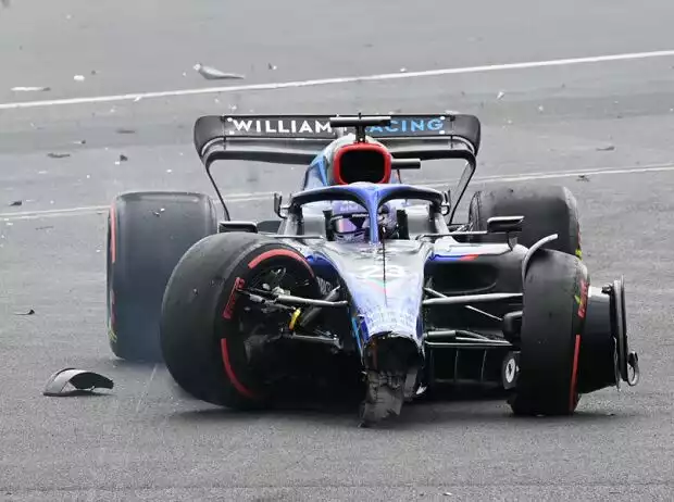 Formel-1-Auto von Alexander Albon nach dem Startunfall in Silverstone 2022 Titel-Bild zur News: Formel-1-Auto von Alexander Albon nach dem Startunfall in Silverstone 2022