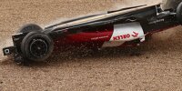 Guanyu Zhou mit gebrochenem Überrollbügel beim Startcrash in Silverstone 2022