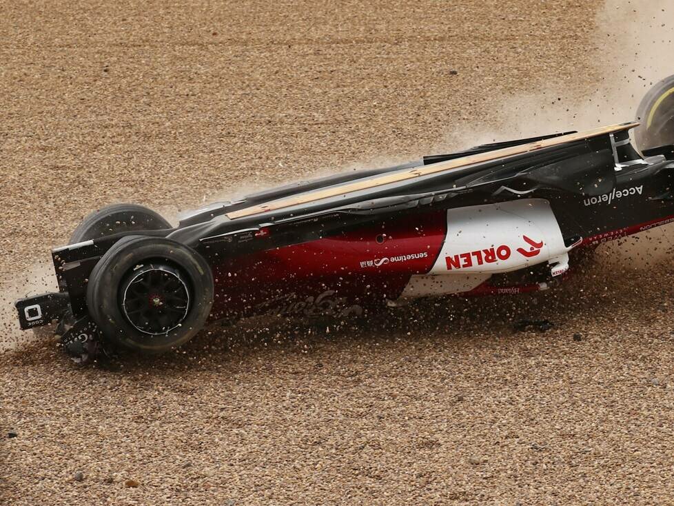 Guanyu Zhou mit gebrochenem Überrollbügel beim Startcrash in Silverstone 2022