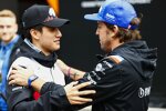 Guanyu Zhou (Alfa Romeo) und Fernando Alonso (Alpine) 