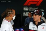 Guanyu Zhou (Alfa Romeo) und Lewis Hamilton (Mercedes) 