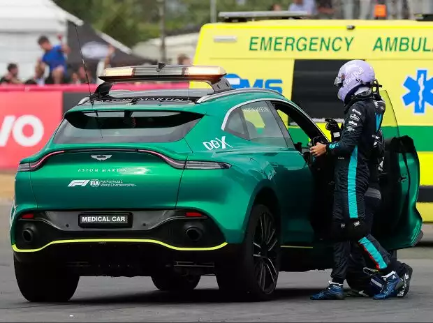 Alexander Albon (Williams) steigt nach seinem Unfall in Silverstone ins Medical-Car ein Titel-Bild zur News: Alexander Albon (Williams) steigt nach seinem Unfall in Silverstone ins Medical-Car ein