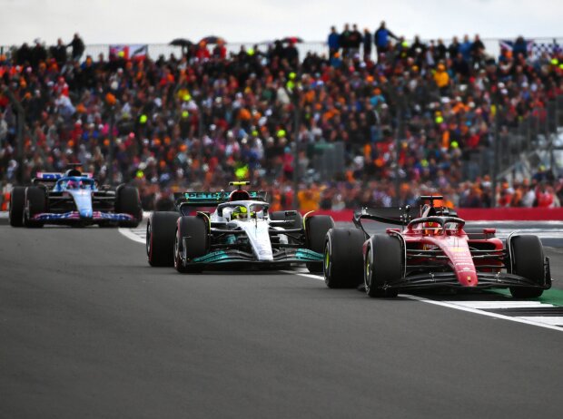 Titel-Bild zur News: Charles Leclerc (Ferrari F1-75) vor Lewis Hamilton (Mercedes W13) und Fernando Alonso (Alpine A522) beim Formel-1-Rennen in Silverstone 2022