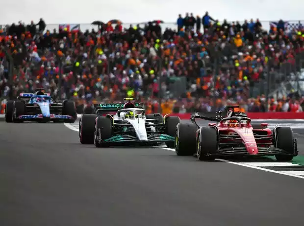 Charles Leclerc (Ferrari F1-75) vor Lewis Hamilton (Mercedes W13) und Fernando Alonso (Alpine A522) beim Formel-1-Rennen in Silverstone 2022 Titel-Bild zur News: Charles Leclerc (Ferrari F1-75) vor Lewis Hamilton (Mercedes W13) und Fernando Alonso (Alpine A522) beim Formel-1-Rennen in Silverstone 2022