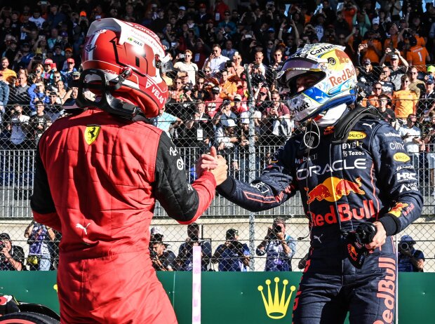 Titel-Bild zur News: Charles Leclerc (Ferrari) und Max Verstappen (Red Bull) gratulieren sich nach dem Formel-1-Qualifying in Spielberg 2022