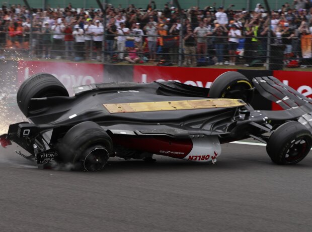 Guanyu Zhou (Alfa Romeo C42) überschlägt sich am Start zum Formel-1-Rennen in Silverstone 2022