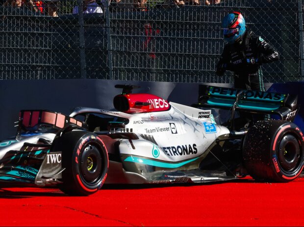 Mercedes-Fahrer George Russell nach seinem Unfall im Formel-1-Qualifying in Spielberg 2022