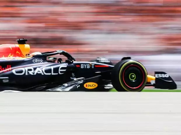 Max Verstappen im Red Bull RB18 beim Formel-1-Rennen in Spielberg 2022 Titel-Bild zur News: Max Verstappen im Red Bull RB18 beim Formel-1-Rennen in Spielberg 2022