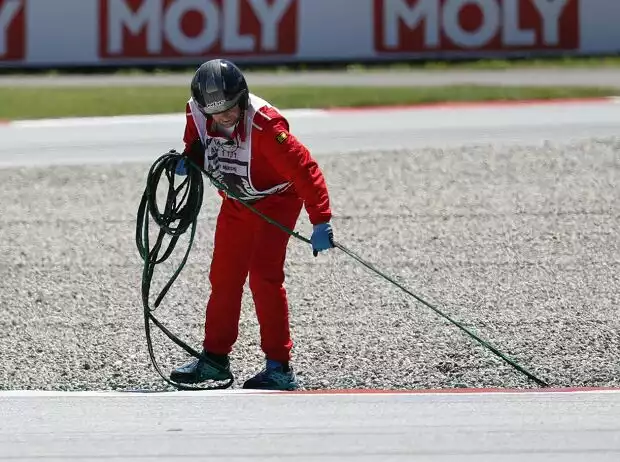 Titel-Bild zur News: Streckensicherung entfernt Sensorenband am Red-Bull-Ring