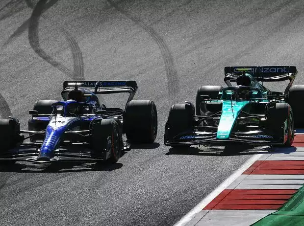 Alexander Albon im Williams und Sebastian Vettel im Aston Martin im Duell im Sprint von Spielberg 2022 Titel-Bild zur News: Alexander Albon im Williams und Sebastian Vettel im Aston Martin im Duell im Sprint von Spielberg 2022