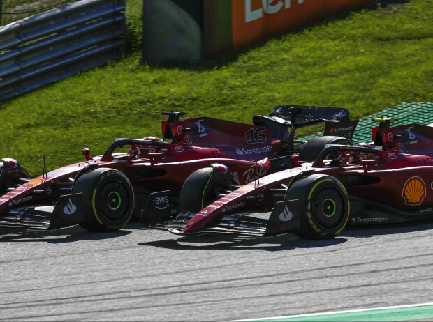 Titel-Bild zur News: Charles Leclerc und Carlos Sainz (Ferrari F1-75) beim Sprint zum Formel-1-Rennen in Spielberg 2022