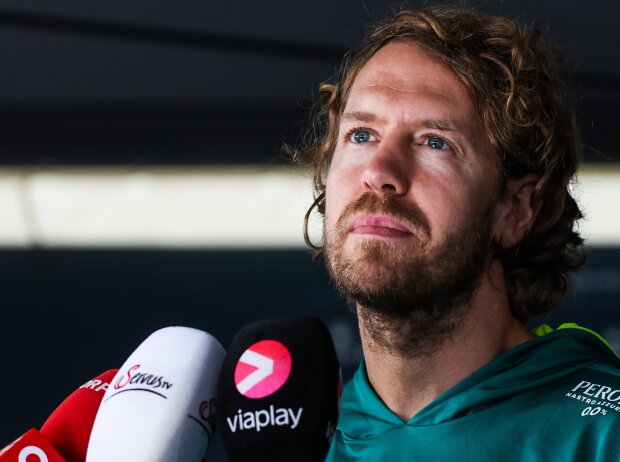 Sebastian Vettel beim Österreich-Grand-Prix der Formel 1 2022 vor Mikrofonen Sebastian Vettel beim Österreich-Grand-Prix der Formel 1 2022 vor Mikrofonen