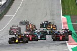 Max Verstappen (Red Bull), Charles Leclerc (Ferrari), Carlos Sainz (Ferrari), George Russell (Mercedes) und Esteban Ocon (Alpine) 