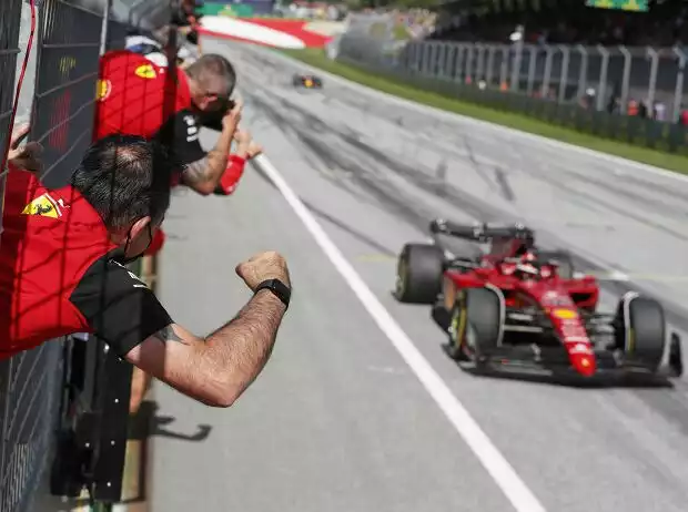 Charles Leclerc (Ferrari F1-75) fährt beim Formel-1-Rennen in Spielberg 2022 als Sieger über die Ziellinie Titel-Bild zur News: Charles Leclerc (Ferrari F1-75) fährt beim Formel-1-Rennen in Spielberg 2022 als Sieger über die Ziellinie