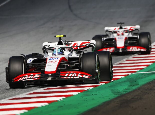 Mick Schumacher vor seinem Haas-Kollegen Kevin Magnussen in Spielberg 2022 Mick Schumacher vor seinem Haas-Kollegen Kevin Magnussen in Spielberg 2022